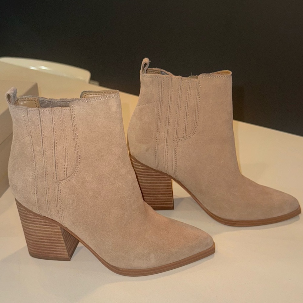 Marc Fisher Matter Chelsea Boot Women's Size US6 Beige Suede - Picture 10 of 11